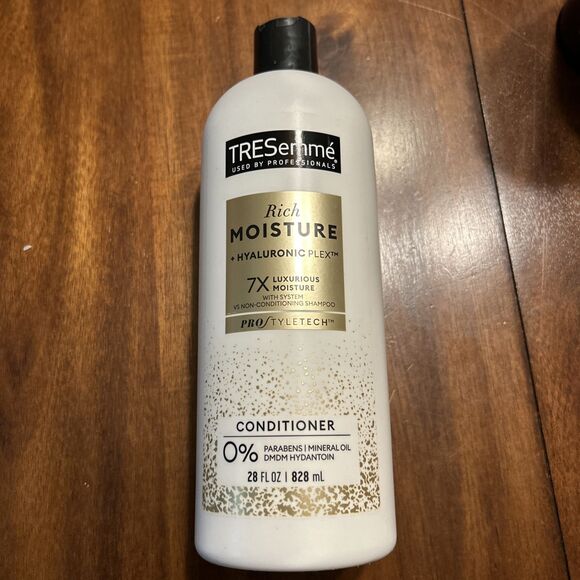 Tresemme Moisture Rich Luxurious Moisture Conditioner, 28 fl oz. New - Picture 1 of 3